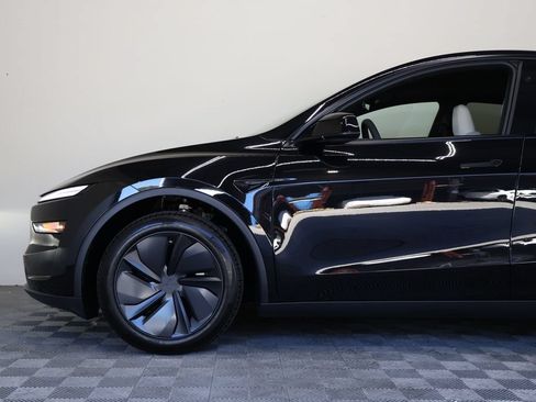 Used 2026 Tesla Model Y 2WD image 8