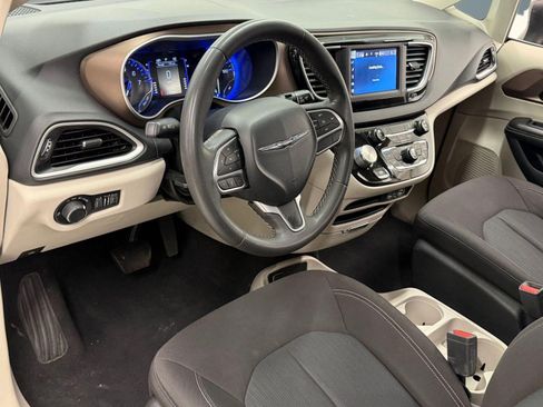 Used 2022 Chrysler Voyager LX FWD image 3