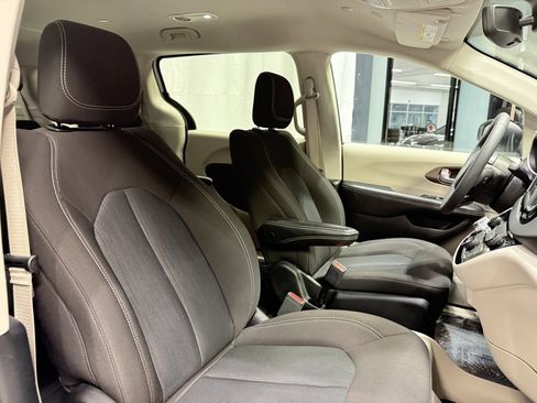 Used 2024 Chrysler Voyager LX image 24