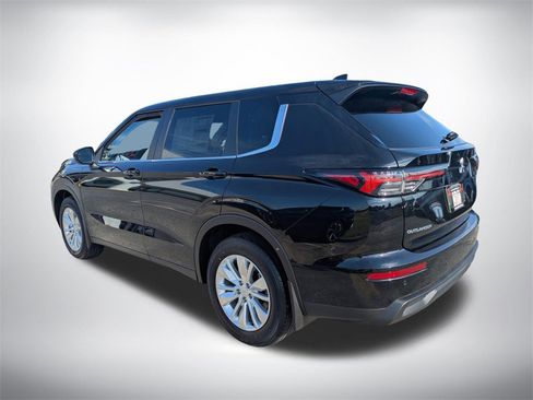 New 2025 Mitsubishi Outlander SE image 5