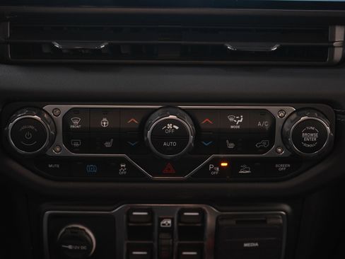 Used 2024 Jeep Wrangler High Altitude image 17