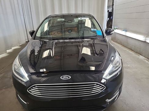 Used 2018 Ford Focus Titanium w/ Titanium Technology Package FWD image 2