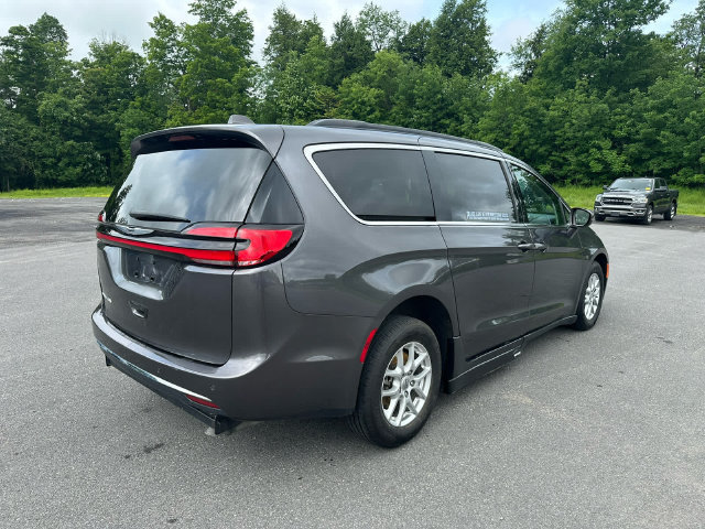 Used 2022 Chrysler Pacifica Touring-L FWD image 5