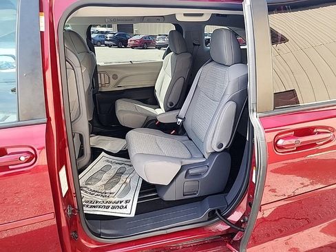 Used 2021 Toyota Sienna LE image 23