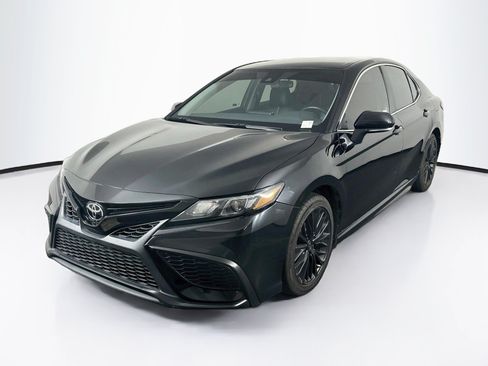 Used 2023 Toyota Camry SE FWD image 3