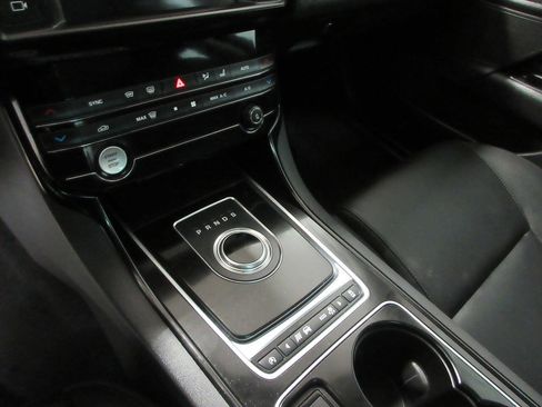 Used 2017 Jaguar XE Premium image 20