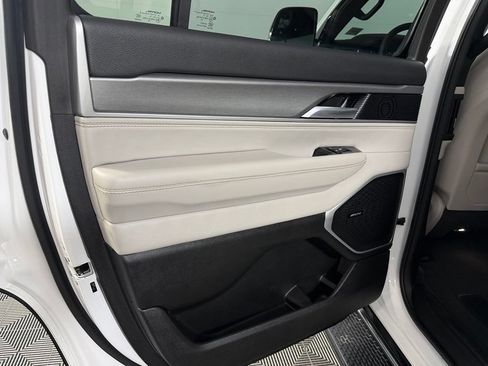 Used 2025 Jeep Wagoneer 4WD image 29