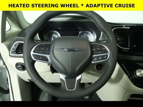 Used 2022 Chrysler Pacifica Touring-L image 9