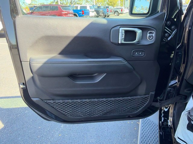 Used 2019 Jeep Wrangler Unlimited Sahara w/ Uconnect 4C Nav & Sound Group AWD/4WD image 29
