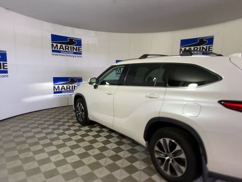 Used 2021 Toyota Highlander XLE AWD/4WD image 8