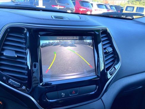 Used 2019 Jeep Cherokee Limited image 25