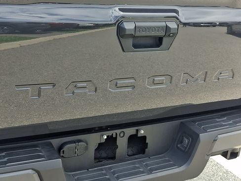 Used 2025 Toyota Tacoma SR5 AWD/4WD image 30