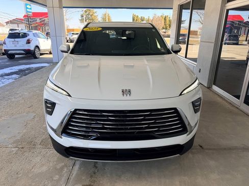 Used 2025 Buick Enclave Preferred image 3