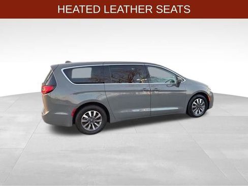 Used 2022 Chrysler Pacifica Touring-L image 8