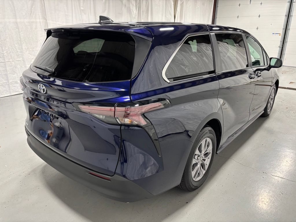 Used 2026 Toyota Sienna LE AWD/4WD image 7