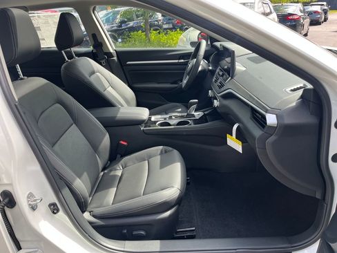 New 2025 Nissan Altima 2.5 SL image 16