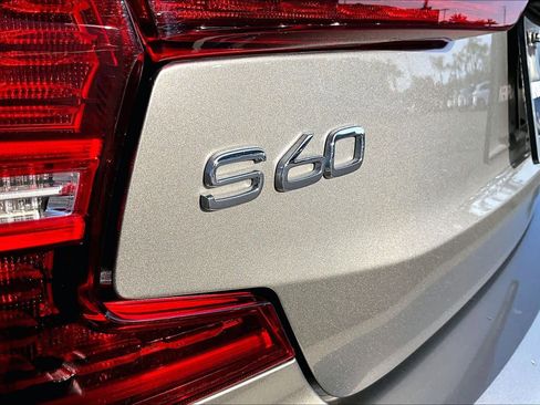 Used 2020 Volvo S60 T5 Momentum image 10