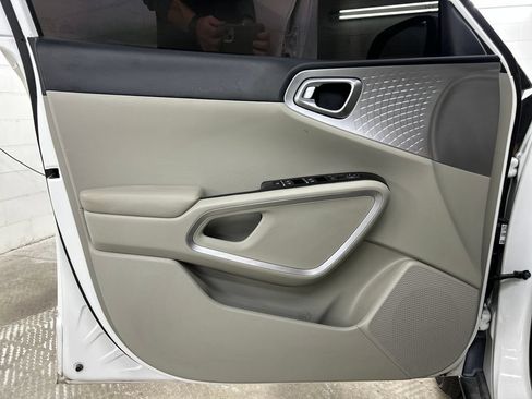Used 2025 Kia Soul LX w/ LX Technology Package FWD image 16