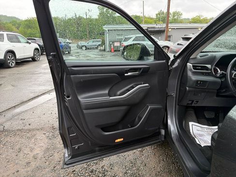 Used 2024 Toyota Highlander XLE AWD/4WD image 17
