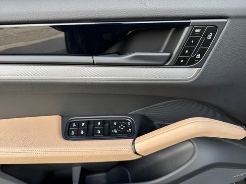 Certified 2025 Porsche Cayenne image 12