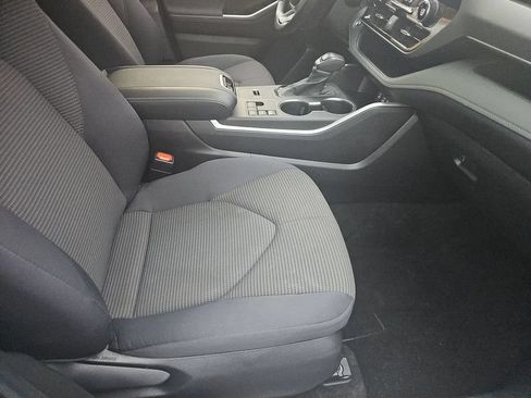 Used 2023 Toyota Highlander LE FWD image 12