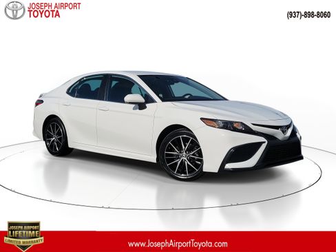 Used 2024 Toyota Camry SE image 1