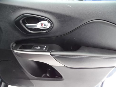 Used 2019 Jeep Cherokee Latitude Lux w/ Comfort & Convenience Group image 43