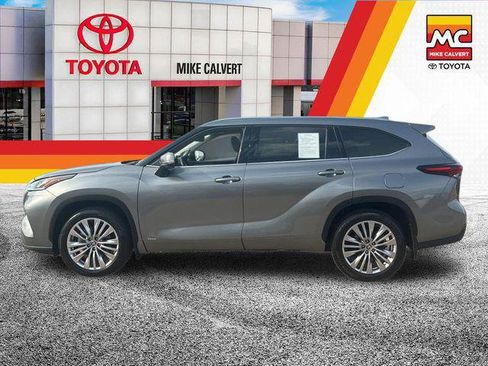 Certified 2026 Toyota Highlander Platinum AWD/4WD image 2