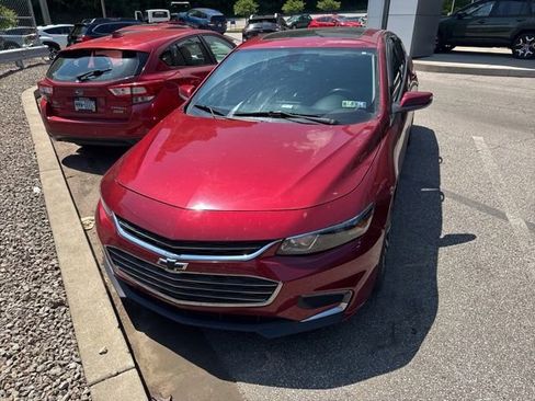 Used 2017 Chevrolet Malibu LT w/ Leather Package FWD image 5
