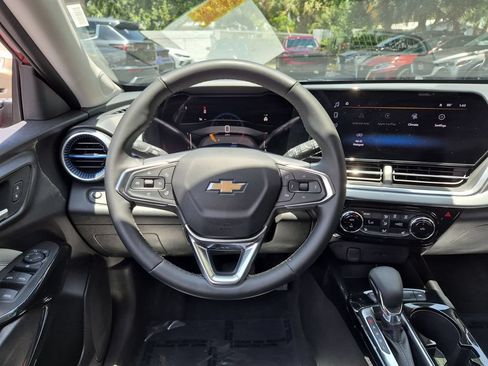 Used 2025 Chevrolet Trax LT w/ LT Convenience Package FWD image 22