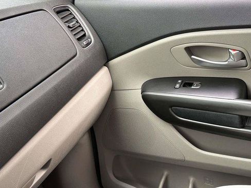 Used 2020 Kia Sedona LX FWD image 24