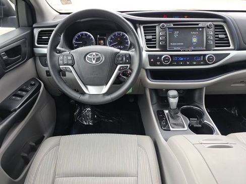 Used 2017 Toyota Highlander Plus FWD image 23