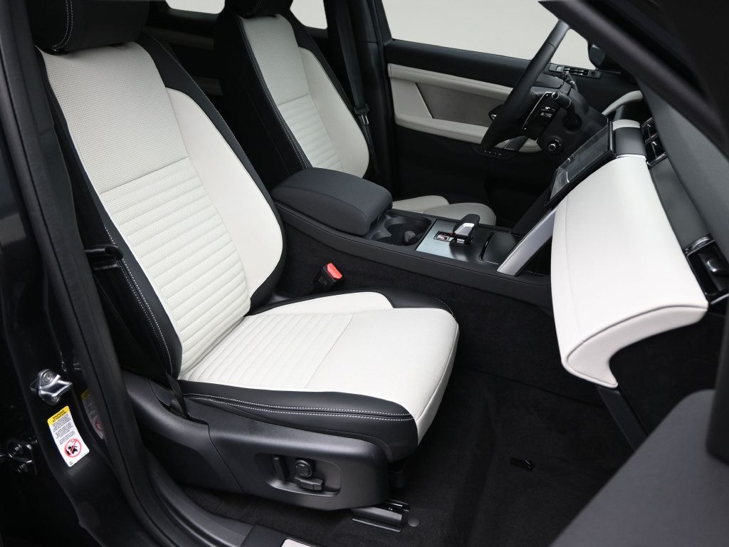 Used 2025 Land Rover Discovery Sport Dynamic SE AWD/4WD image 10