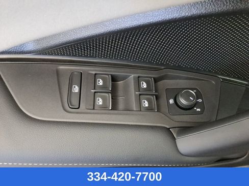 New 2025 Volkswagen Tiguan SE image 18