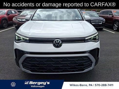 Used 2025 Volkswagen Taos SE AWD/4WD image 2