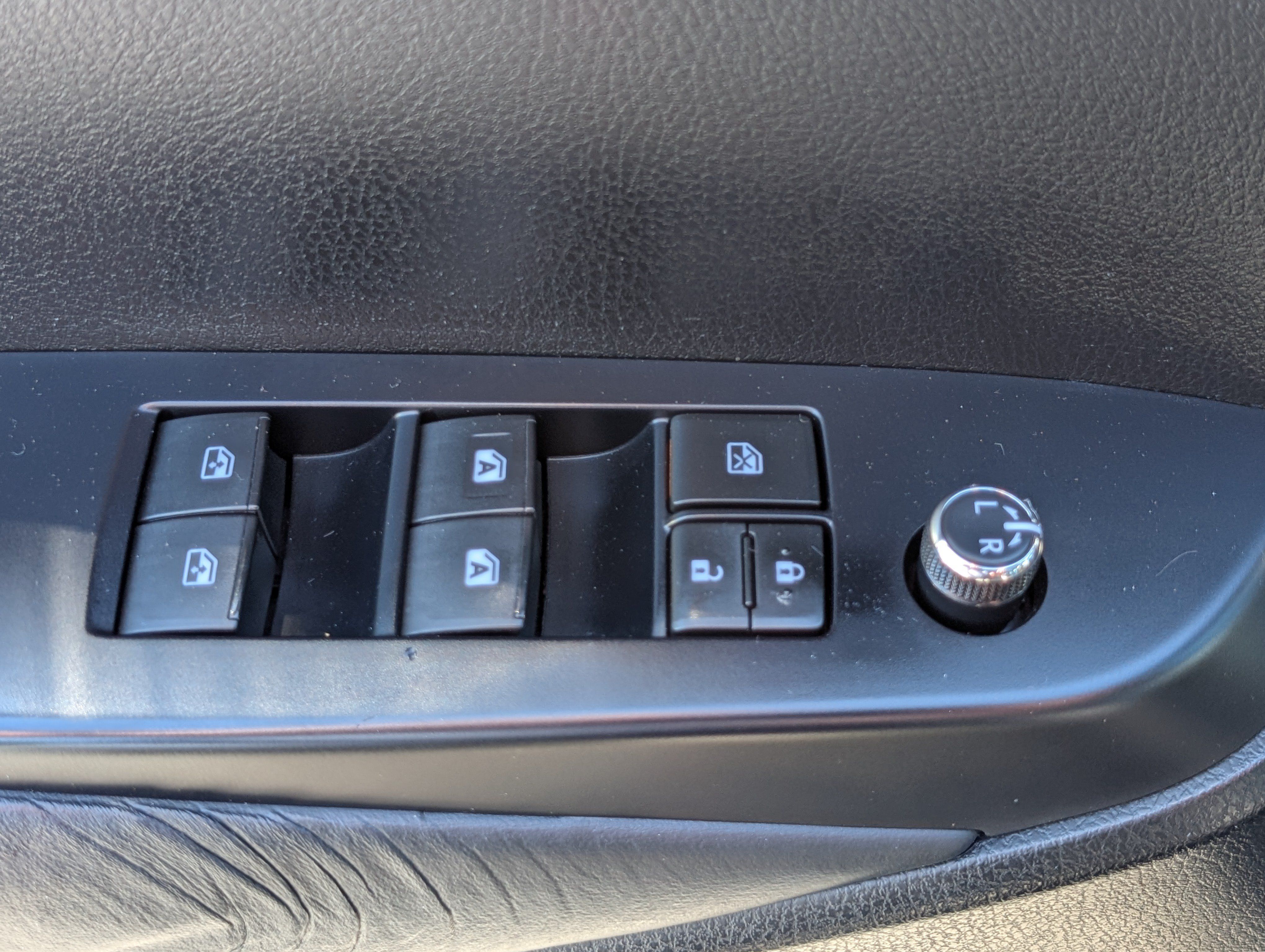 Used 2019 Toyota Highlander XLE AWD/4WD image 18