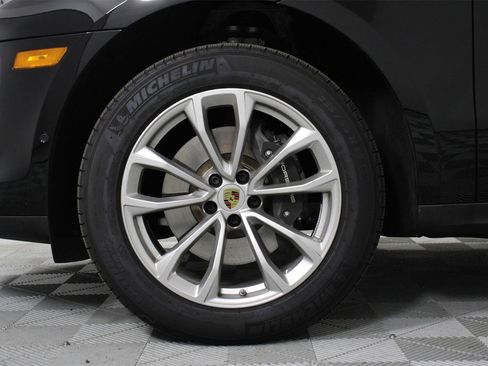 Certified 2025 Porsche Macan image 30
