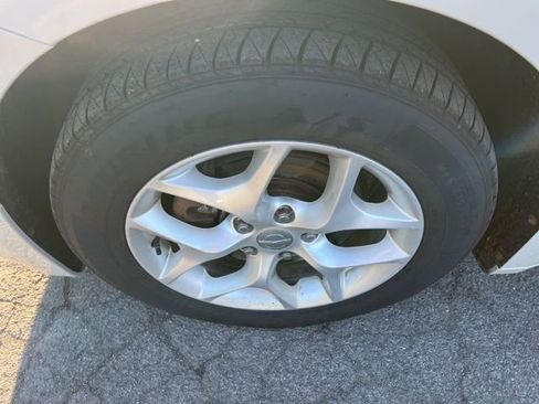 Used 2017 Chrysler Pacifica Touring-L w/ Tire & Wheel Group FWD image 8