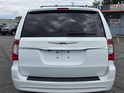 Used 2016 Chrysler Town & Country Touring FWD image 12