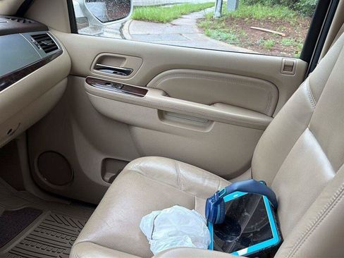 Used 2010 Cadillac Escalade ESV Premium RWD image 4