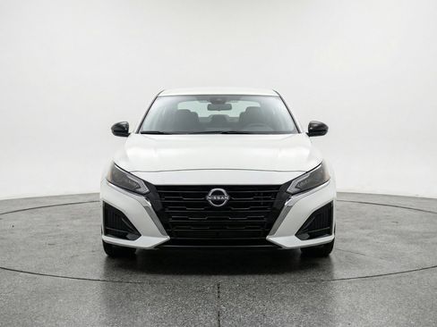 Used 2025 Nissan Altima 2.5 SV FWD image 2