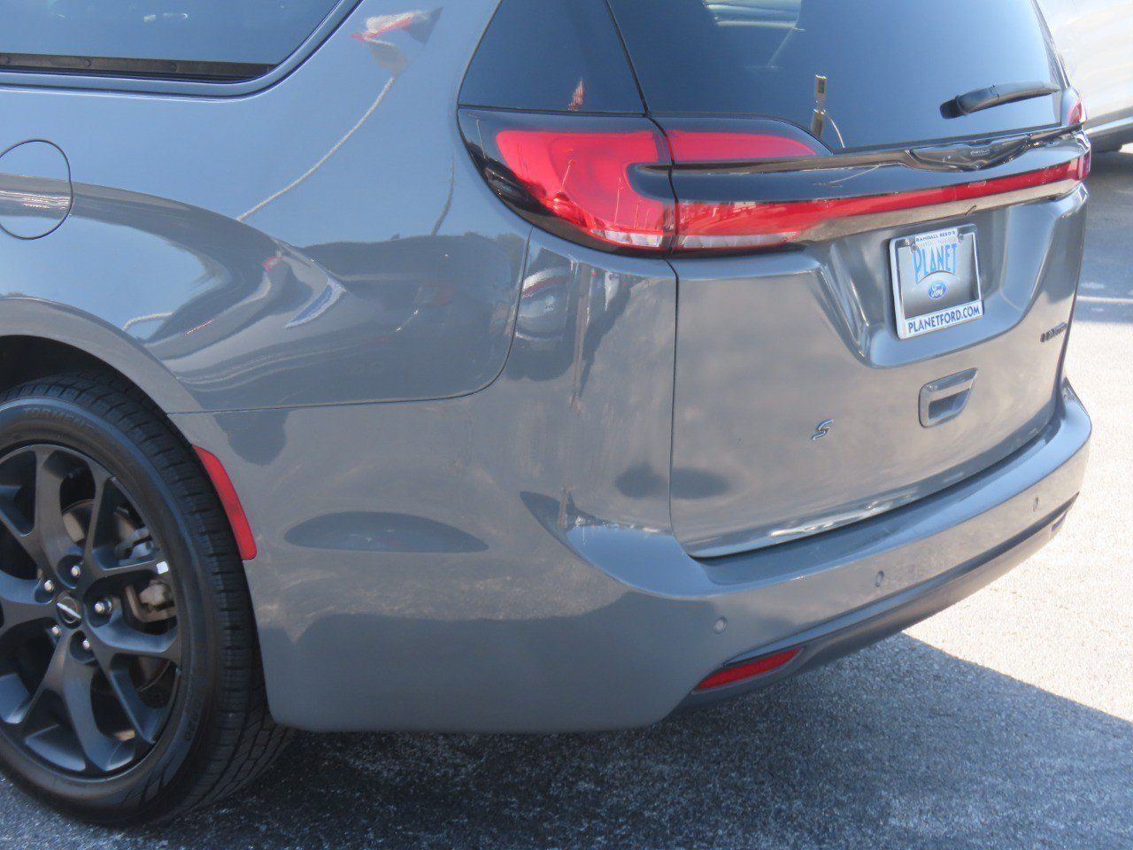 Used 2025 Chrysler Pacifica Limited FWD image 16