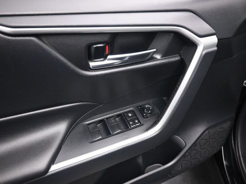 Used 2019 Toyota RAV4 XLE AWD/4WD image 9