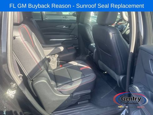 Used 2025 Chevrolet Traverse RS FWD image 8