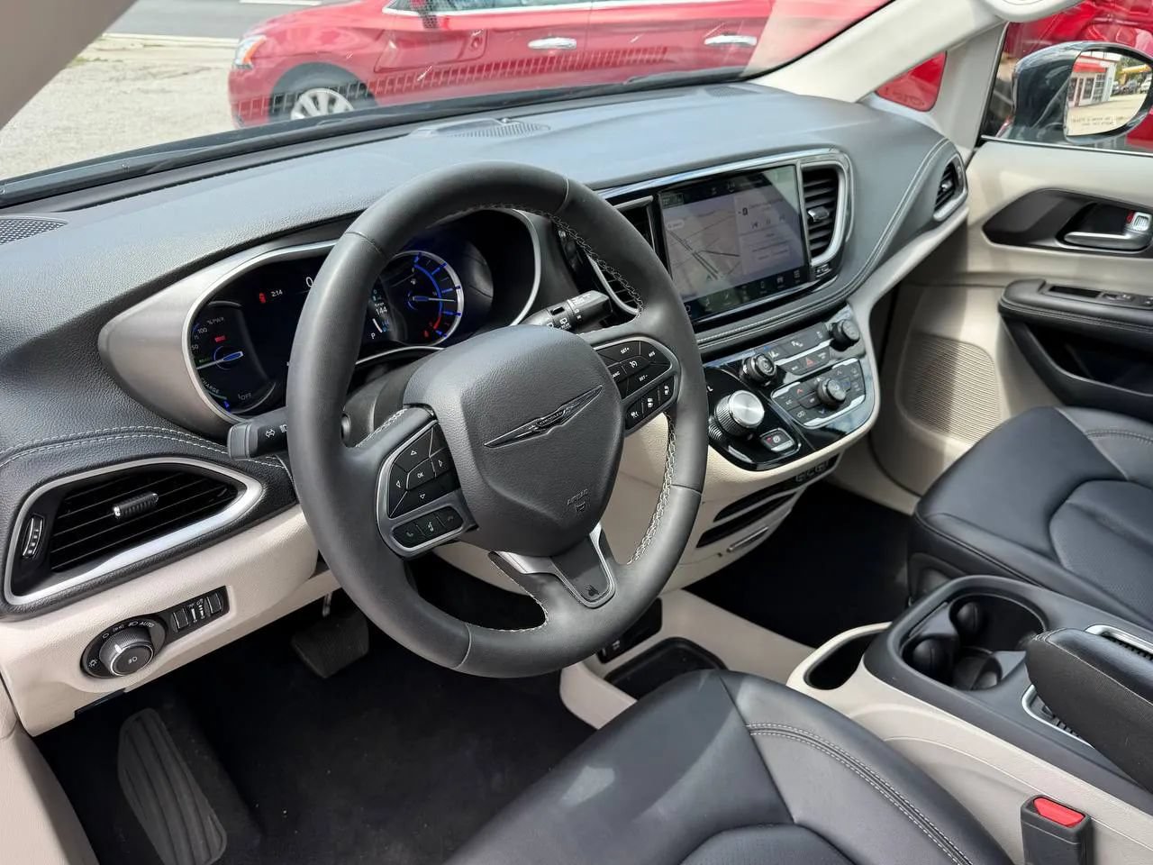 Used 2024 Chrysler Pacifica Limited FWD image 13