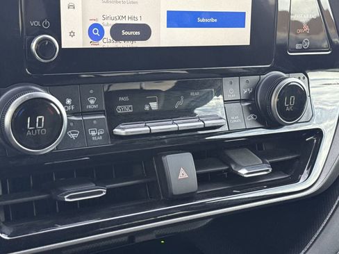 Used 2024 Toyota Highlander XLE image 23