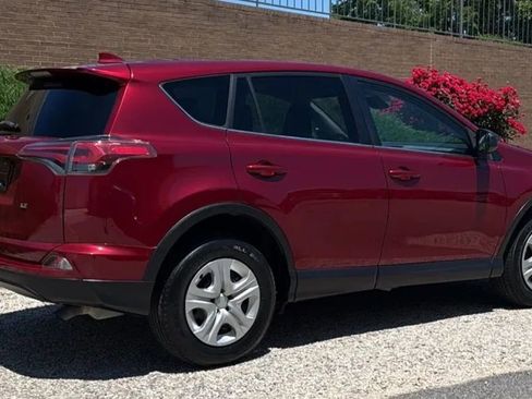 Used 2018 Toyota RAV4 LE FWD image 6