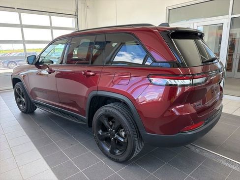 Used 2025 Jeep Grand Cherokee Altitude AWD/4WD image 2