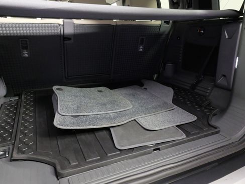 Used 2022 Land Rover Defender 110 SE image 62