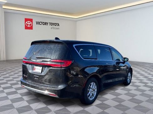 Used 2025 Chrysler Pacifica Select image 4